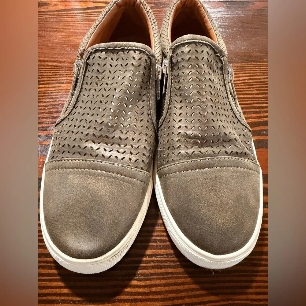 Report Women's Perforated Slip-On Sneakers  size 9 wide